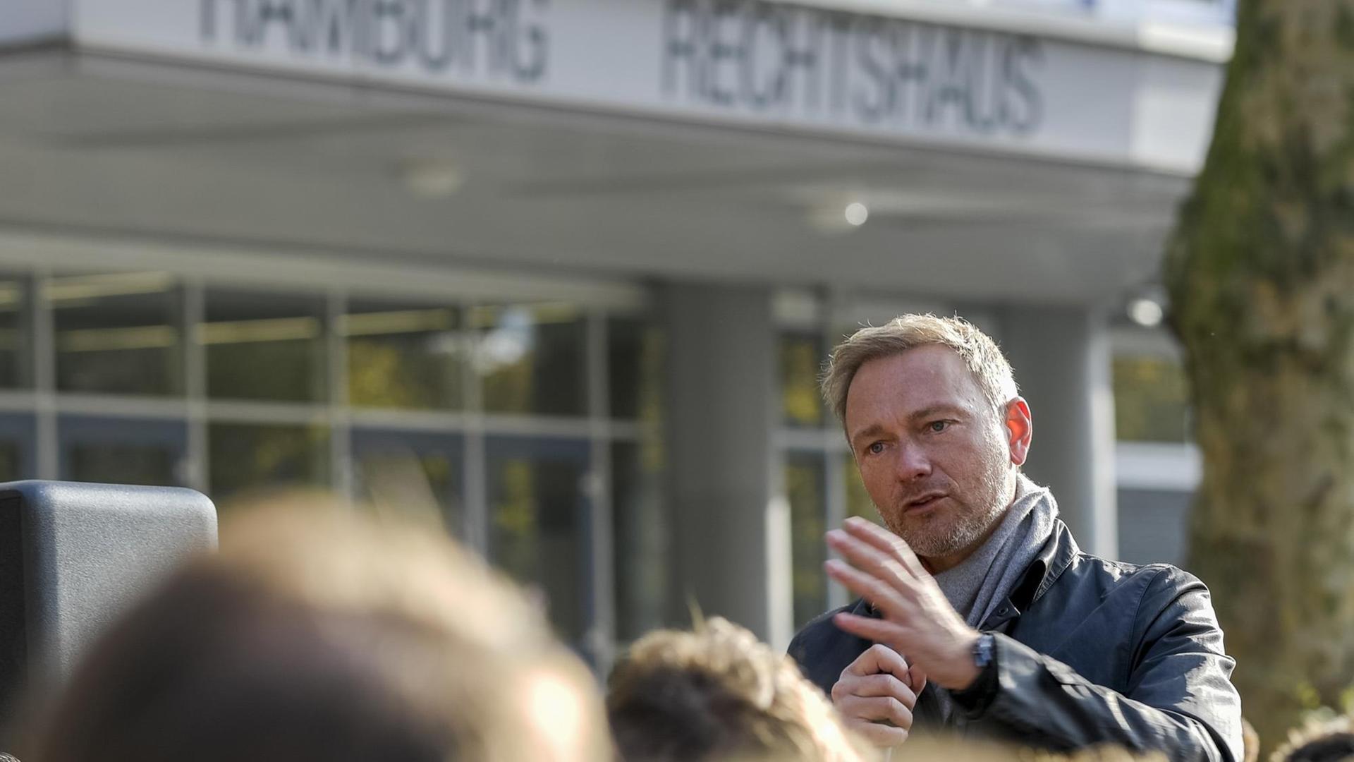 Christian Lindner steht vor einer Menschenmenge und redet, hinter ihm die Universität Hamburg. Christian Lindner steht vor einer Menschenmenge und redet, hinter ihm die Universität Hamburg.