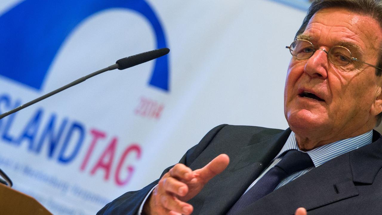 Auf dem Russland-Tag in Rostock wirbt Ex-Bundeskanzler Gerhard Schröder für Vertrauen zu Russland. Auf dem Russland-Tag in Rostock wirbt Ex-Bundeskanzler Gerhard Schröder für Vertrauen zu Russland.