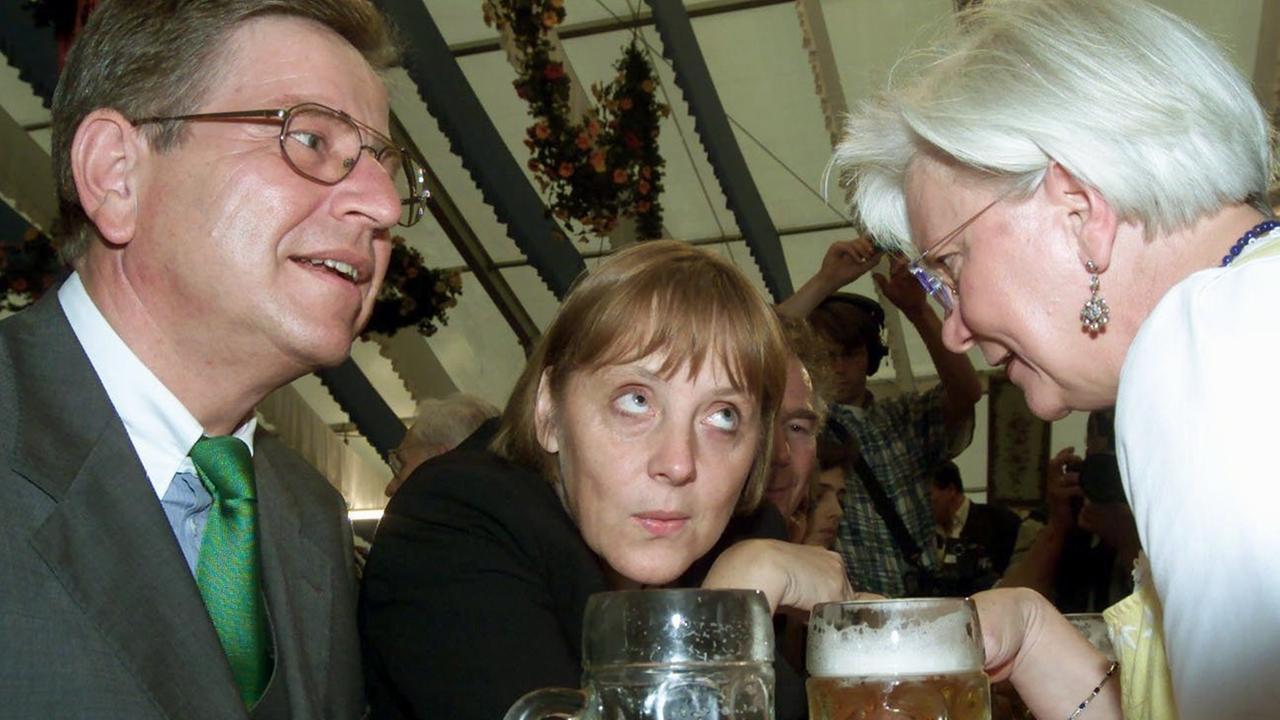 Die CDU-Vorsitzende Angela Merkel (M) unterhält sich auf einer Kundgebung in einem Bierzelt in Fürstenfeldbruck mit dem CSU-Generalsekretär Thomas Goppel und der Bundestagsabgeordneten Gerda Hasselfeldt. Merkel ist auf zehntägiger Sommertour durch Deutschland und präsentierte sich erstmals seit ihrer Wahl zur Parteichefin dem "Fußvolk" der CSU. Rund 4000 Menschen waren gekommen, um die neue Chefin der Schwesternpartei in Augenschein zu nehmen. | Verwendung weltweit Die CDU-Vorsitzende Angela Merkel (M) unterhält sich auf einer Kundgebung in einem Bierzelt in Fürstenfeldbruck mit dem CSU-Generalsekretär Thomas Goppel und der Bundestagsabgeordneten Gerda Hasselfeldt. Merkel ist auf zehntägiger Sommertour durch Deutschland und präsentierte sich erstmals seit ihrer Wahl zur Parteichefin dem "Fußvolk" der CSU. Rund 4000 Menschen waren gekommen, um die neue Chefin der Schwesternpartei in Augenschein zu nehmen. | Verwendung weltweit