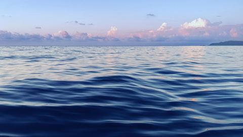 Blaues Meer bis zum Horizont. Im Hintergrund, ist eine Insel zu erkennen.