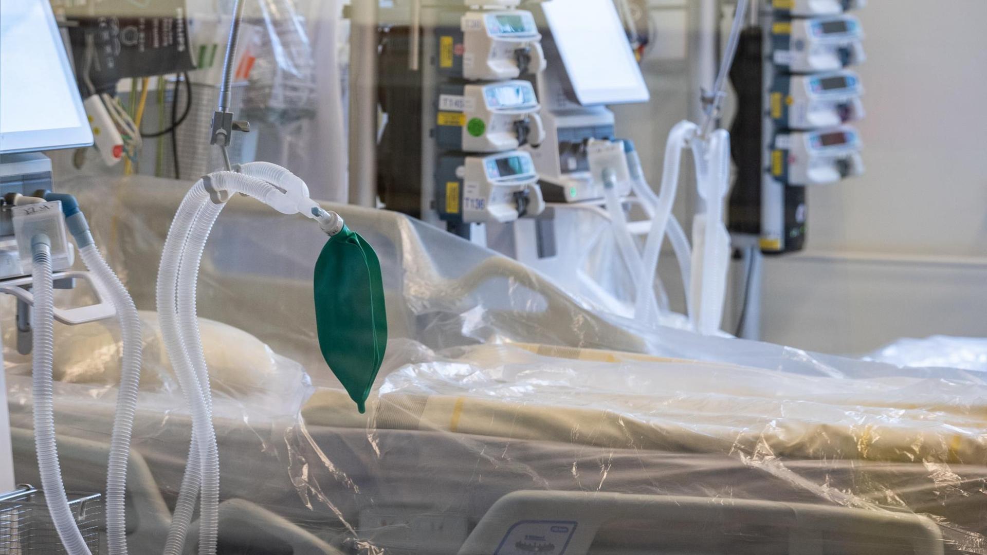Ein Intensivbett mit Beatmungseinheit steht auf der Corona-Station im Städtischen Klinikum Dresden für schwer erkrankte COVID-19-Patienten bereit. Ein Intensivbett mit Beatmungseinheit steht auf der Corona-Station im Städtischen Klinikum Dresden für schwer erkrankte COVID-19-Patienten bereit.