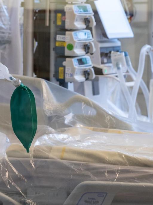 Ein Intensivbett mit Beatmungseinheit steht auf der Corona-Station im Städtischen Klinikum Dresden für schwer erkrankte COVID-19-Patienten bereit.