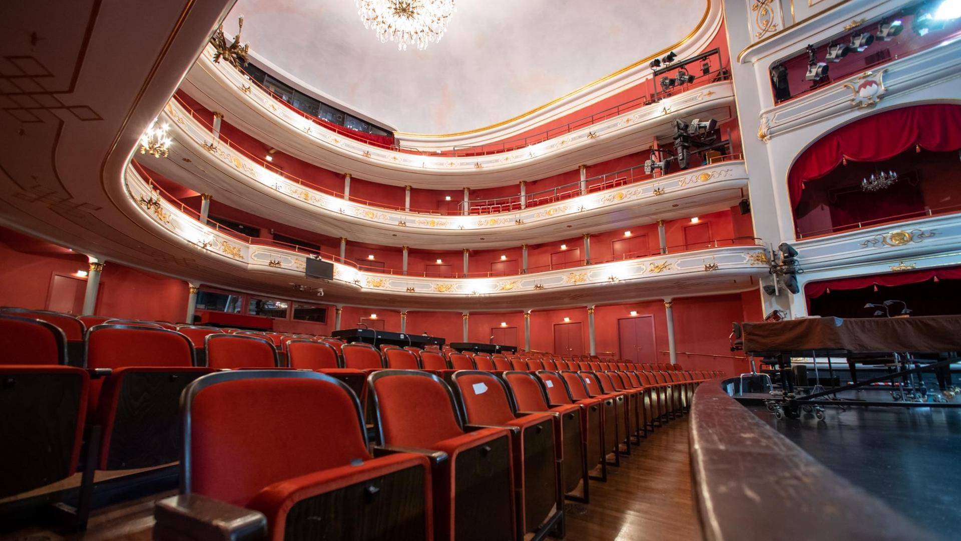 Blick in den Saal des Opernhaus im Staatstheater Nürnberg - die Ränge sind leer. Blick in den Saal des Opernhaus im Staatstheater Nürnberg - die Ränge sind leer.