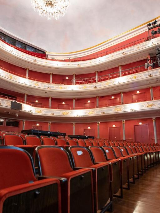 Blick in den Saal des Opernhaus im Staatstheater Nürnberg - die Ränge sind leer.