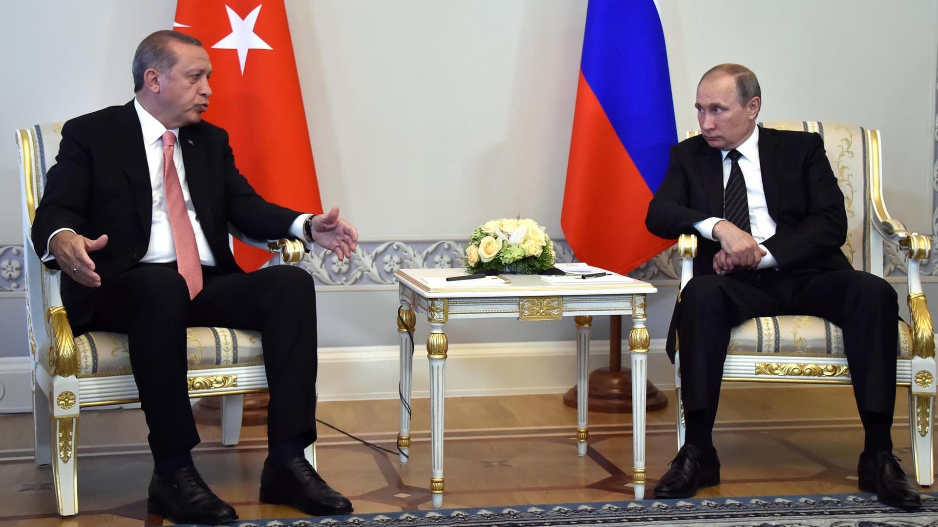 Der türkische Präsident Erdogan und Russlands Staatschef Putin bei ihrem Treffen in Sankt Petersburg