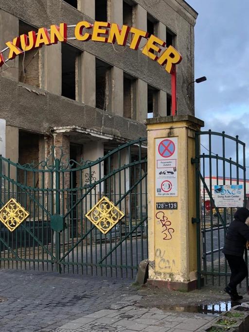 Das Foto zeigt das schmiedeeiserne Eingangstour mit goldenem Schriftzug des vietnamesischen Handelscenters Dong Xuan in Berlin-Lichtenberg.