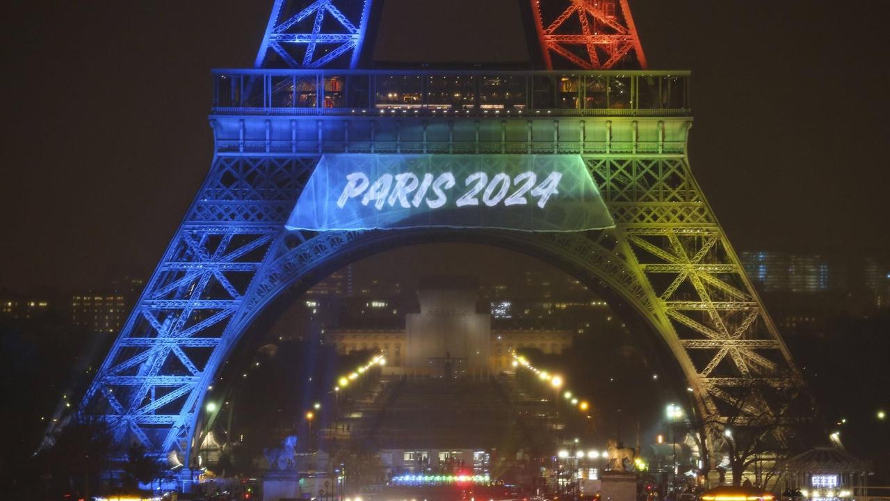 Illuminierter Eifelturm: Paris präsentiert seine Kampagne zur Olympiabewerbung 2024. Illuminierter Eifelturm: Paris präsentiert seine Kampagne zur Olympiabewerbung 2024.