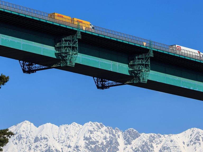 Lkws fahren über die Europabrücke auf der Brenner-Autobahn (A13) in Richtung Innsbruck, Schönberg, Österreich am 26. Februar 2014.