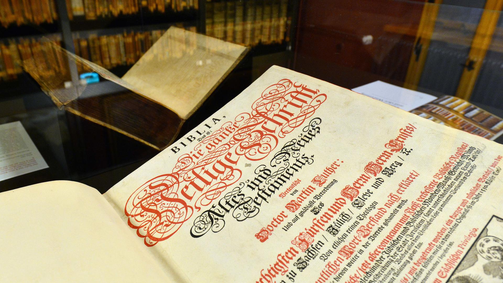 In der Ausstellung "Luther und die deutsche Sprache" ist am 04.05.2016 auf der Wartburg in Eisenach (Thüringen) eine Bibelausgabe, gedruckt 1700 in Nürnberg, in der Schaubibliothek zu sehen. In der Ausstellung "Luther und die deutsche Sprache" ist am 04.05.2016 auf der Wartburg in Eisenach (Thüringen) eine Bibelausgabe, gedruckt 1700 in Nürnberg, in der Schaubibliothek zu sehen.
