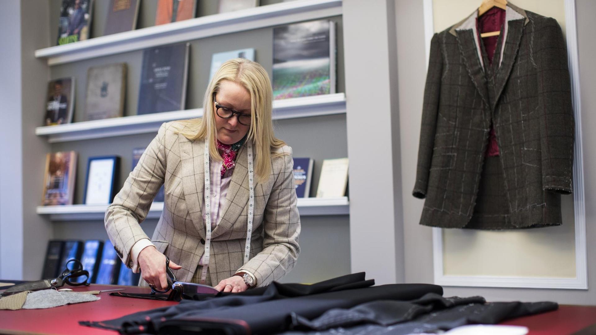 Die britische Schneidermeisterin Kathryn Sargent in ihrem Geschäft auf der Savile Row in London Die britische Schneidermeisterin Kathryn Sargent in ihrem Geschäft auf der Savile Row in London