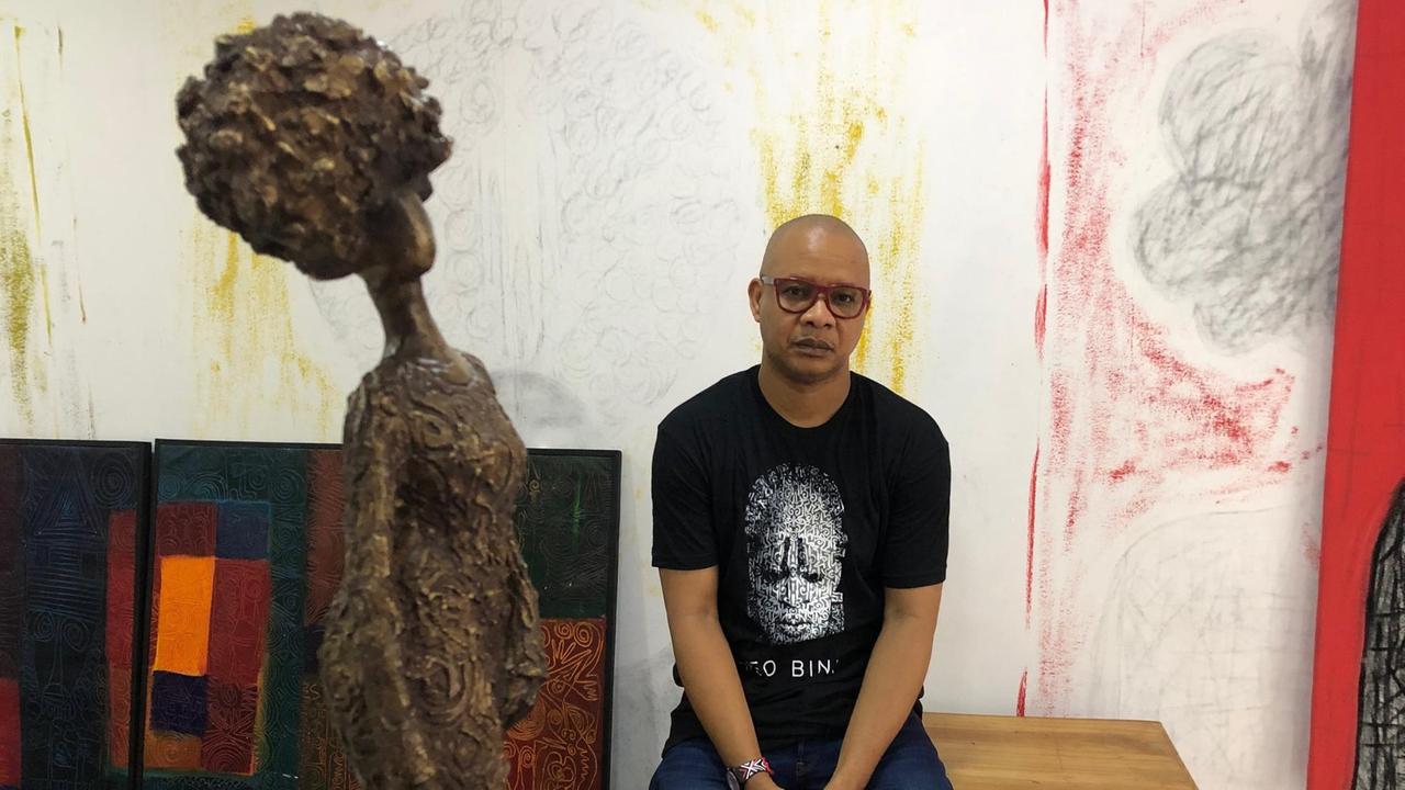 Der Künstler Victor Ehikhamenor in seinem Atelier in Lagos
