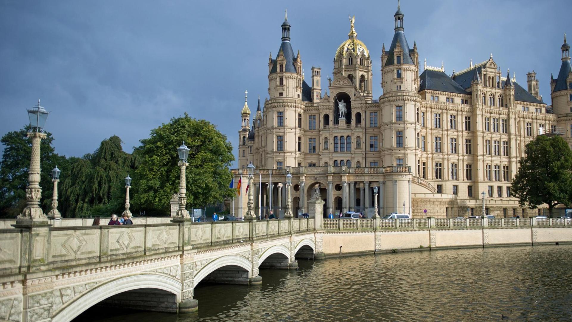 Der Land-Tag von Mecklenburg-Vorpommern ist in einem Schloss in Schwerin. Der Land-Tag von Mecklenburg-Vorpommern ist in einem Schloss in Schwerin.