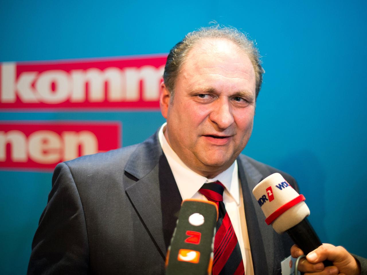 Der neu gewählte Präsident des Zentralverbandes des Deutschen Handwerks (ZDH), Hans Peter Wollseifer, gibt auf der Vollversammlung seines Verbandes Interviews. Der neu gewählte Präsident des Zentralverbandes des Deutschen Handwerks (ZDH), Hans Peter Wollseifer, gibt auf der Vollversammlung seines Verbandes Interviews.