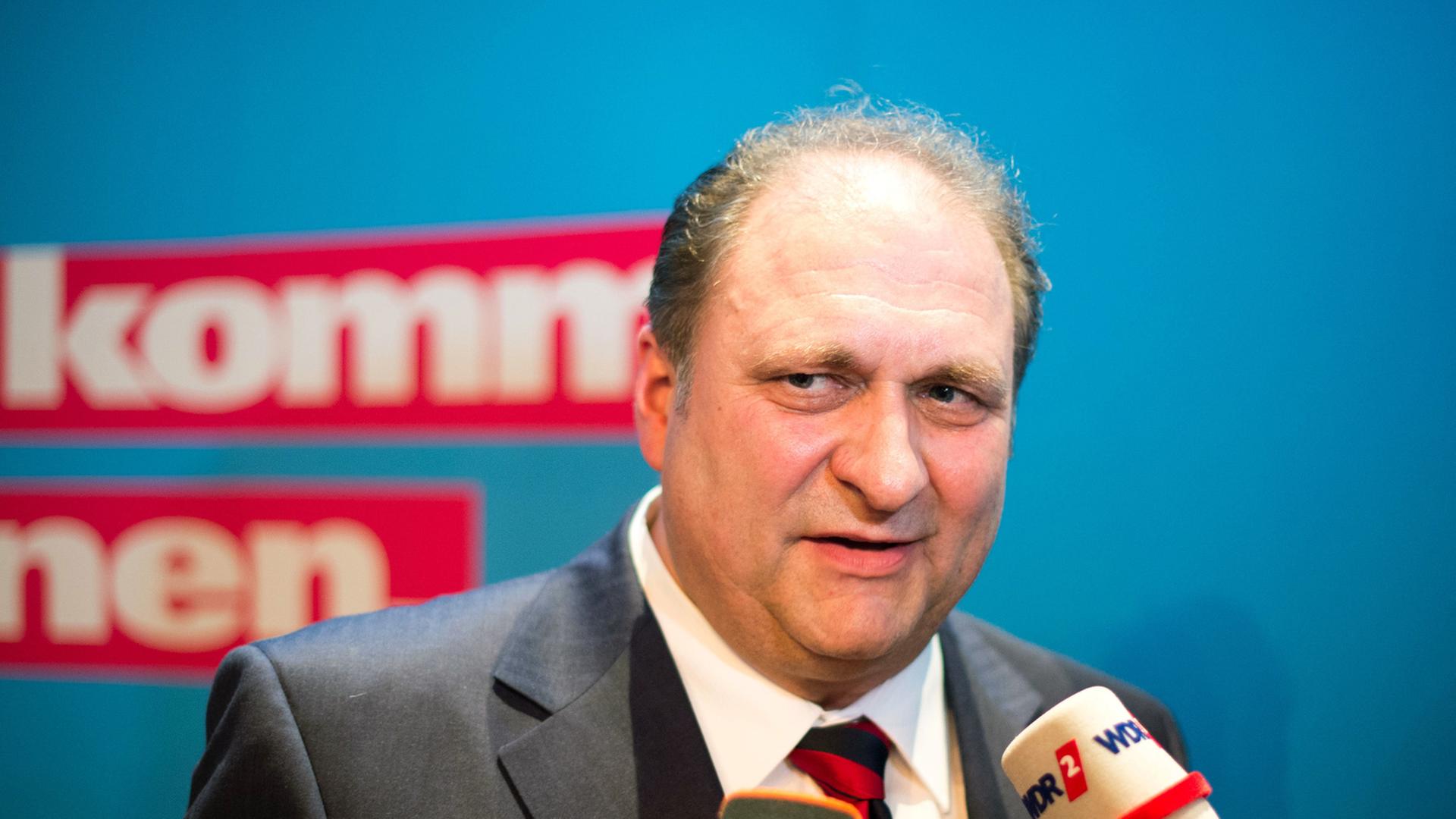 Der neu gewählte Präsident des Zentralverbandes des Deutschen Handwerks (ZDH), Hans Peter Wollseifer, gibt auf der Vollversammlung seines Verbandes Interviews. Der neu gewählte Präsident des Zentralverbandes des Deutschen Handwerks (ZDH), Hans Peter Wollseifer, gibt auf der Vollversammlung seines Verbandes Interviews.