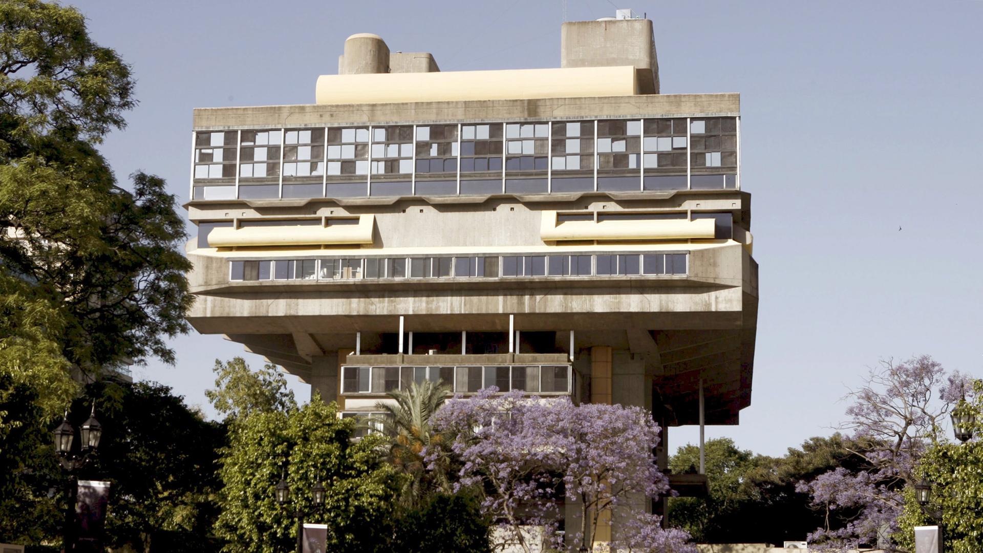 Die Biblioteca Nacional in Buenos Aires, aufgenommen am 17.11.2008. Sie wurde von den Architekten Clorindo Testa, Alicia Cazzanica und Francisco Bullrich 1960 entworfen und 1962 fertiggestellt.