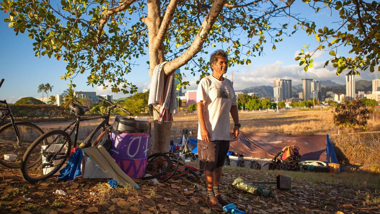 Junior vor seinem Zelt in Kaka´ako Junior vor seinem Zelt in Kaka´ako