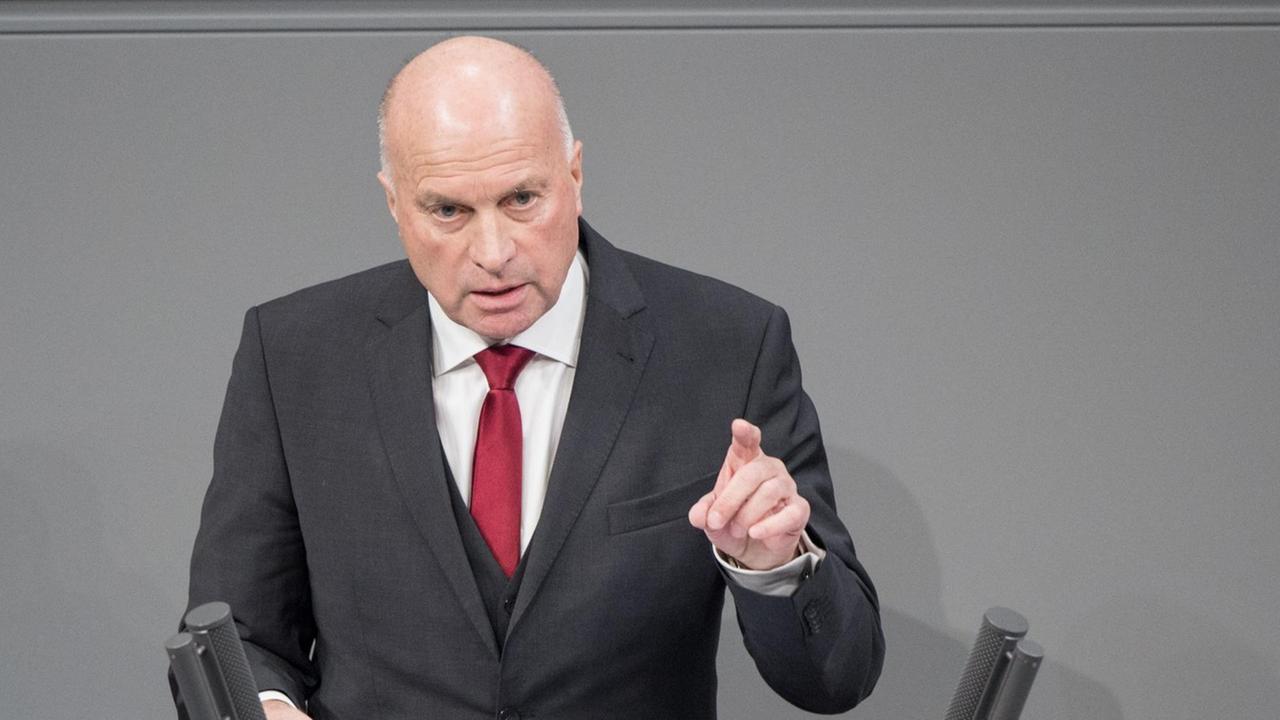 Rüdiger Lucassen (AfD) spricht im Deutschen Bundestag zu den Abgeordneten. Rüdiger Lucassen (AfD) spricht im Deutschen Bundestag zu den Abgeordneten.