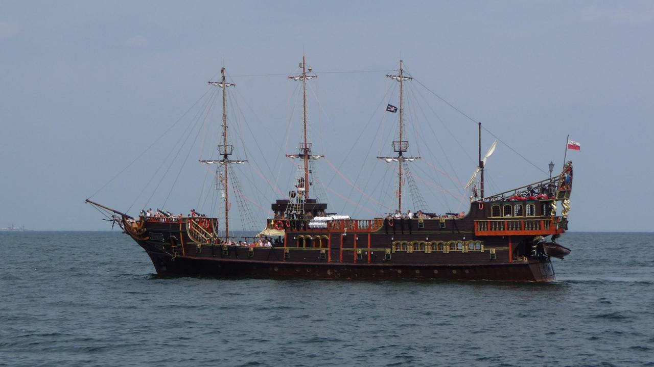 Der Dreimaster Pirat, ein altes Segelschiff, an der Ostseekueste von Polen (2013)