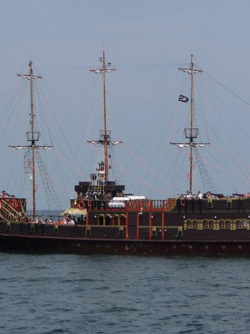 Der Dreimaster Pirat, ein altes Segelschiff. 