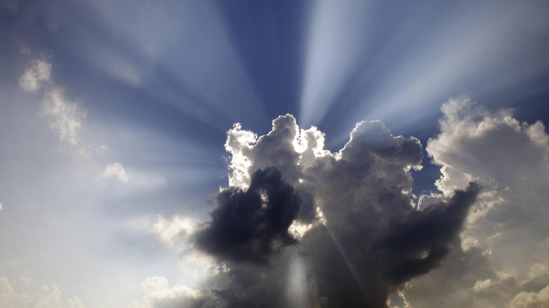 Sonne wird von Wolken verdunkelt Sonne wird von Wolken verdunkelt