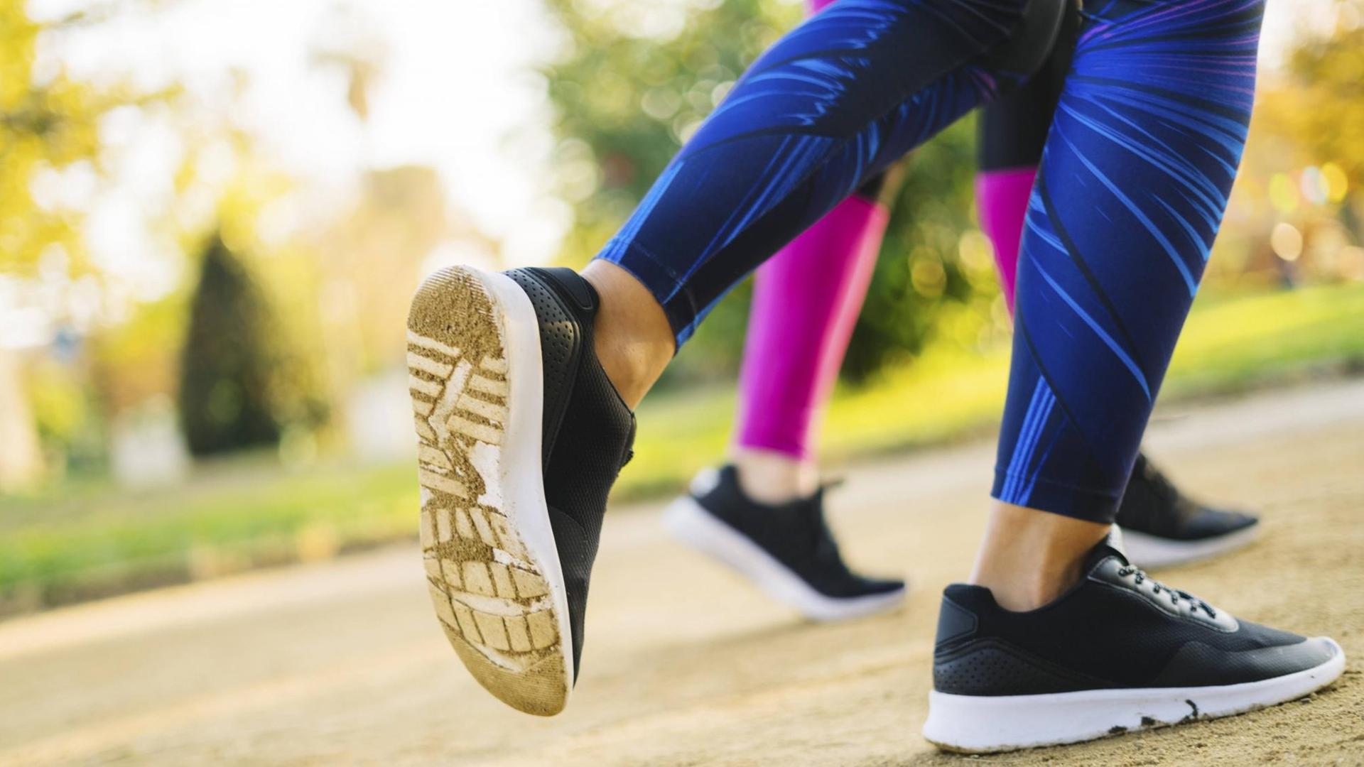 Nahaufnahme von den Füßen von Joggern. Nahaufnahme von den Füßen von Joggern.