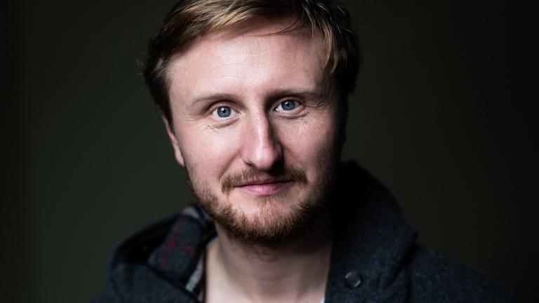 Porträt von Michael Kranz vor dunklem Hintergrund Porträt von Michael Kranz vor dunklem Hintergrund