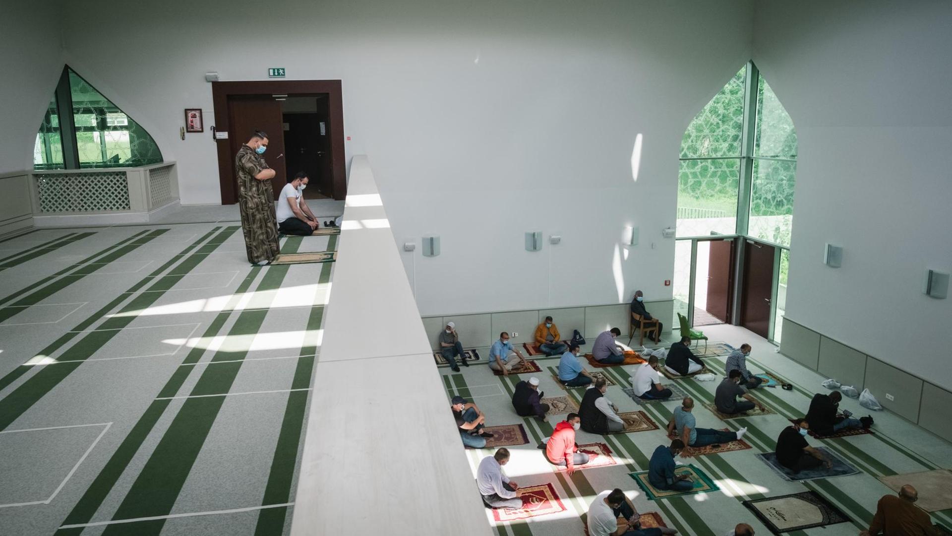 Gläubige beten mit Sicherheitsabstand in der Moschee des Islamischen Kulturzentrum.