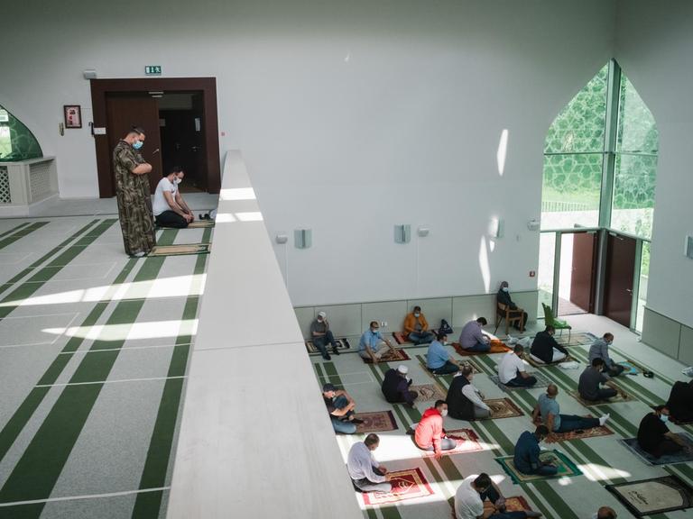 Gläubige beten mit Sicherheitsabstand in der Moschee des Islamischen Kulturzentrum.
