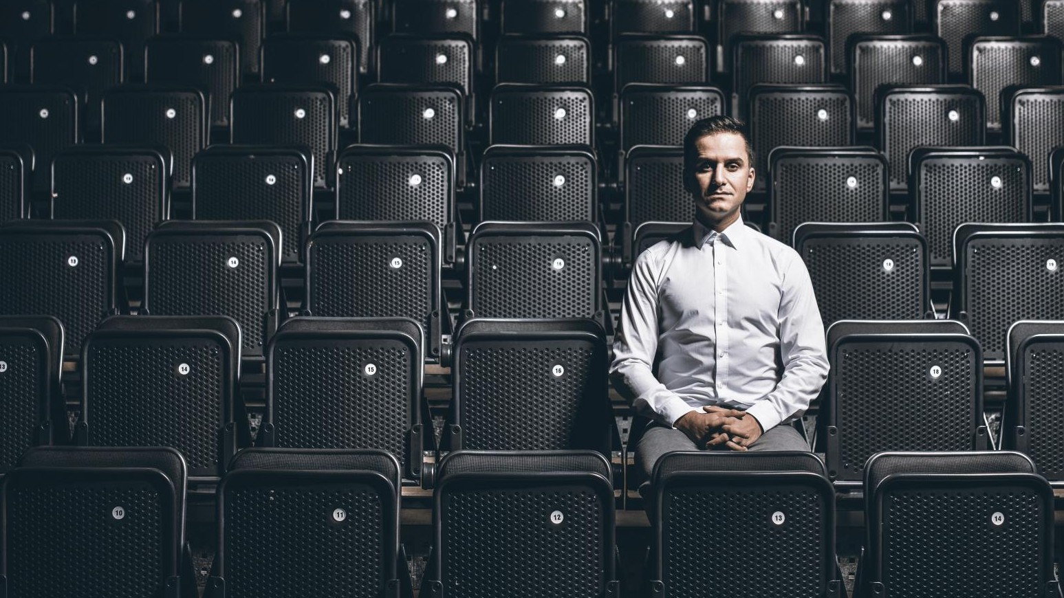 Porträt des Stuttgarter Comedians Özcan Cosar zwischen Maul und