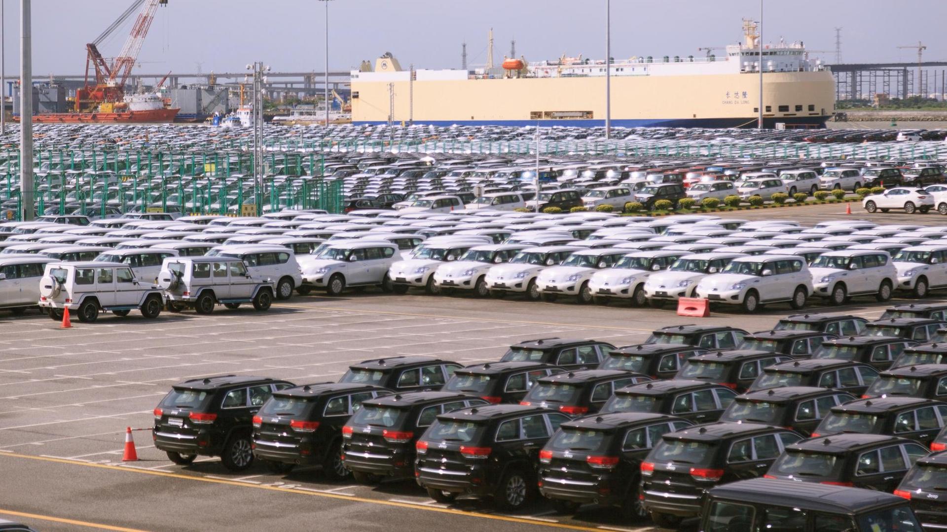 Neuwagen des Fiat Chrysler Konzerns am chinesischen Hafen Guangzhou Neuwagen des Fiat Chrysler Konzerns am chinesischen Hafen Guangzhou