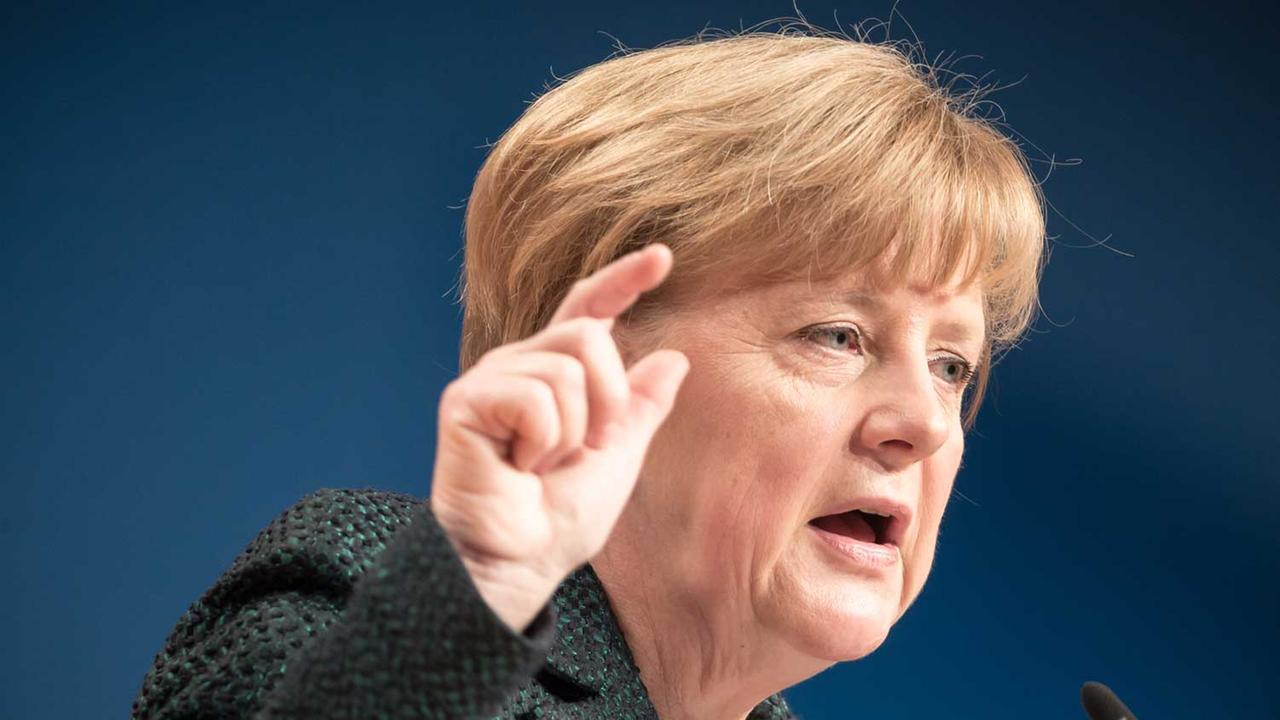 Die CDU-Vorsitzende und Bundeskanzlerin Angela Merkel (CDU) spricht am 09.12.2014 in Köln (Nordrhein-Westfalen) beim Bundesparteitag der CDU. Die CDU-Vorsitzende und Bundeskanzlerin Angela Merkel (CDU) spricht am 09.12.2014 in Köln (Nordrhein-Westfalen) beim Bundesparteitag der CDU.