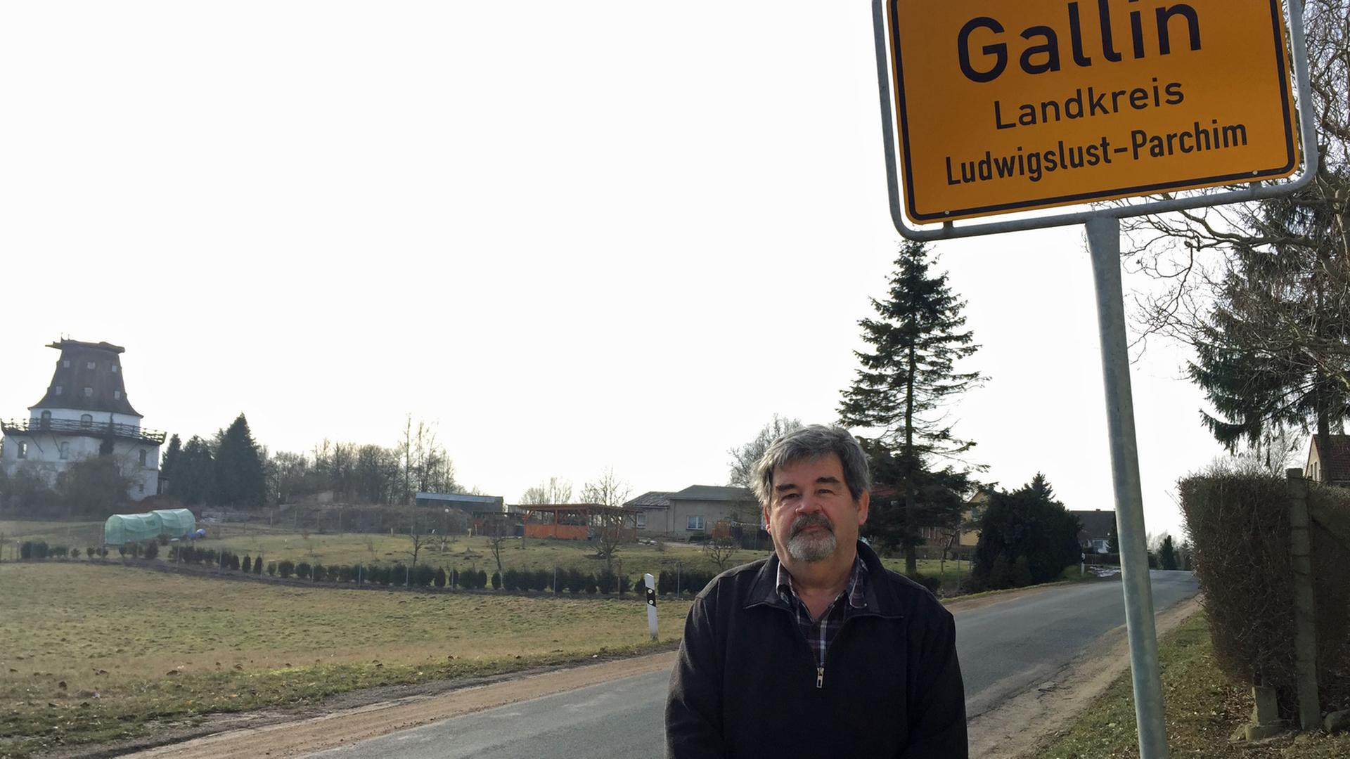 Horst Klukas vor dem Ortsschild Gallins. Horst Klukas vor dem Ortsschild Gallins.
