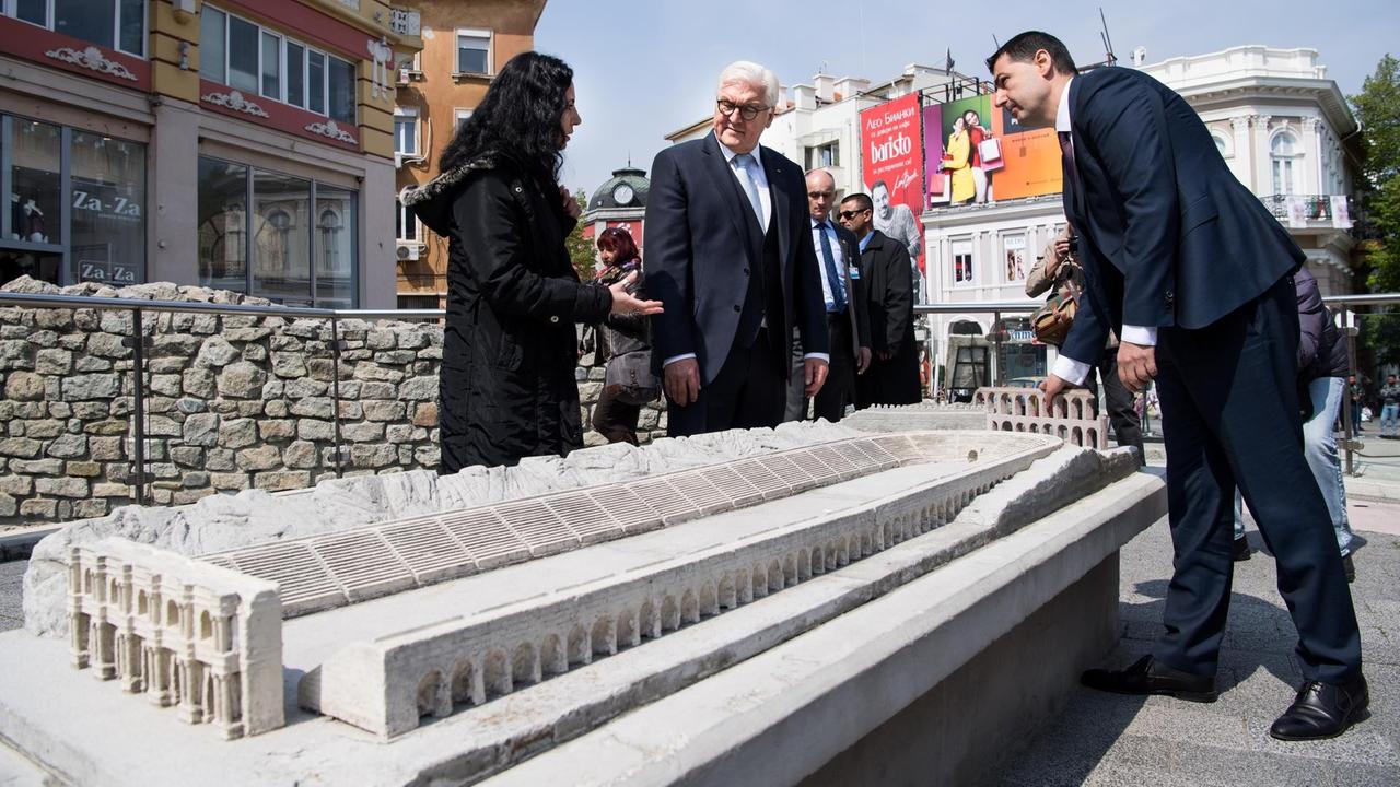 05.04.2019, Bulgarien, Plowdiw: Bundespräsident Frank-Walter Steinmeier (M) und Iwan Totew (r), Oberbu·rgermeister der Stadt Plowdiw, stehen in der Innenstadt vor einem Modell des antiken Stadions von Plowdiw. Bundespräsident Steinmeier ist zu einem zweitägigen Besuch in Bulgarien. Foto: Bernd von Jutrczenka/dpa +++ dpa-Bildfunk +++ 05.04.2019, Bulgarien, Plowdiw: Bundespräsident Frank-Walter Steinmeier (M) und Iwan Totew (r), Oberbu·rgermeister der Stadt Plowdiw, stehen in der Innenstadt vor einem Modell des antiken Stadions von Plowdiw. Bundespräsident Steinmeier ist zu einem zweitägigen Besuch in Bulgarien. Foto: Bernd von Jutrczenka/dpa +++ dpa-Bildfunk +++