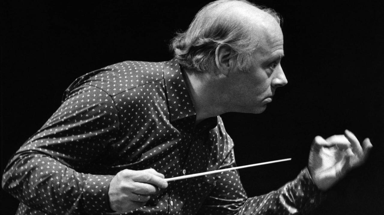 Bernard Haitink Anfang der 1960er Jahre beim Dirigat im Herkulessaal in München, Schwarz-Weiß Foto (WernerxNeumeister) Bernard Haitink Anfang der 1960er Jahre beim Dirigat im Herkulessaal in München, Schwarz-Weiß Foto (WernerxNeumeister)