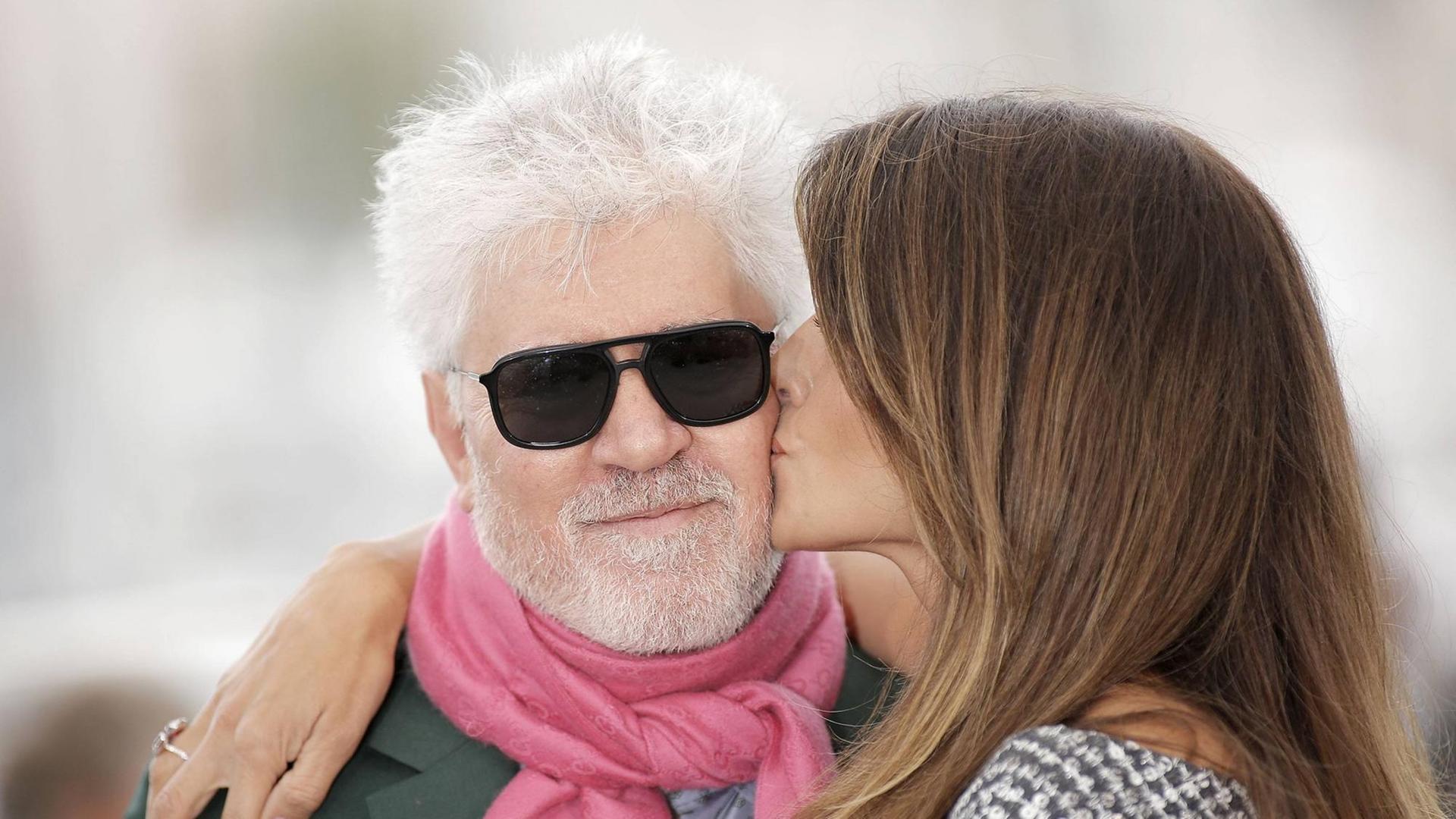 Penelope Cruz küsst Pedro Almodovar auf die Wange beim 72. Filmfestival in Cannes, 2019 Penelope Cruz küsst Pedro Almodovar auf die Wange beim 72. Filmfestival in Cannes, 2019
