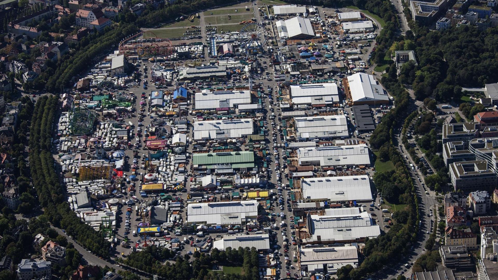 Das Gelände des Münchner Oktoberfestes ist am 17.09.2015 von einem Leichtflugzeug aus zu sehen. Das Gelände des Münchner Oktoberfestes ist am 17.09.2015 von einem Leichtflugzeug aus zu sehen.