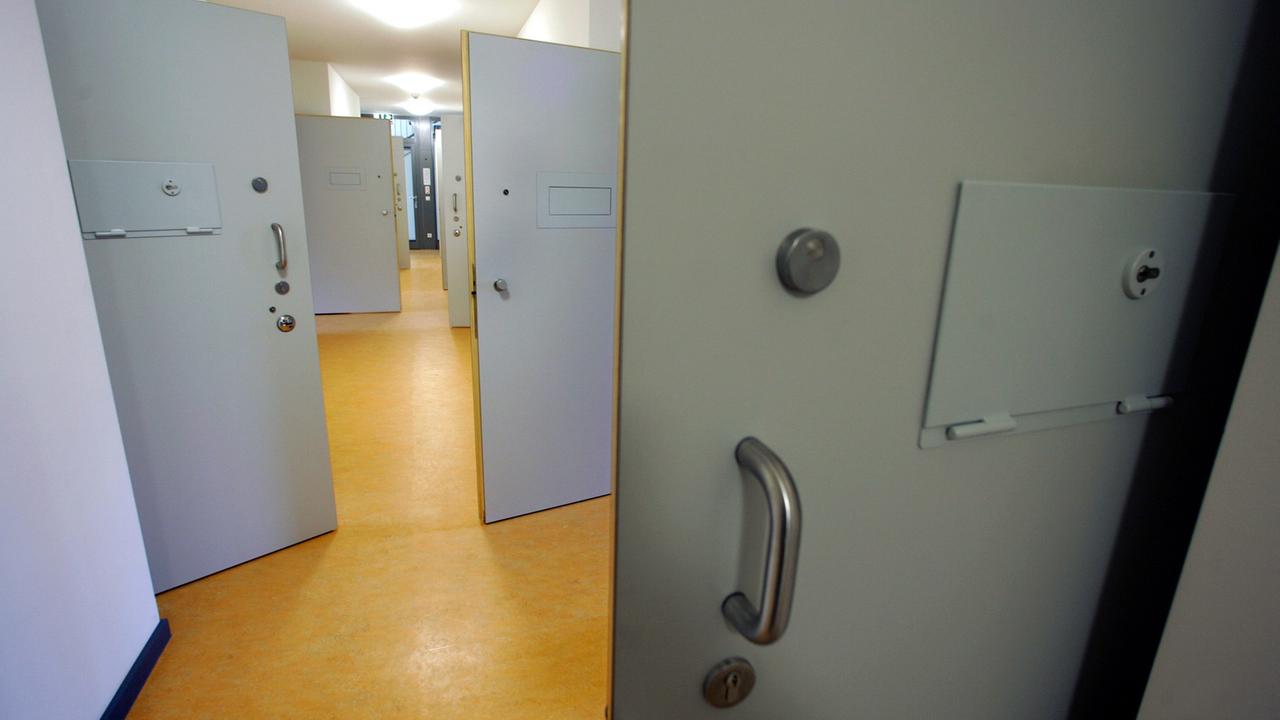 Flur mit geöffneten Türen der Patientenzimmer in der Maßregelvollzugsklinik für psychisch kranke Straftäter in Dortmund Flur mit geöffneten Türen der Patientenzimmer in der Maßregelvollzugsklinik für psychisch kranke Straftäter in Dortmund