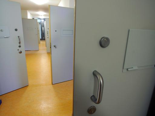 Flur mit geöffneten Türen der Patientenzimmer in der Maßregelvollzugsklinik für psychisch kranke Straftäter in Dortmund