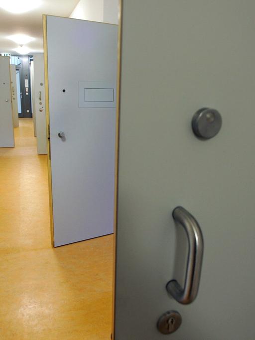 Flur mit geöffneten Türen der Patientenzimmer in der Maßregelvollzugsklinik für psychisch kranke Straftäter in Dortmund