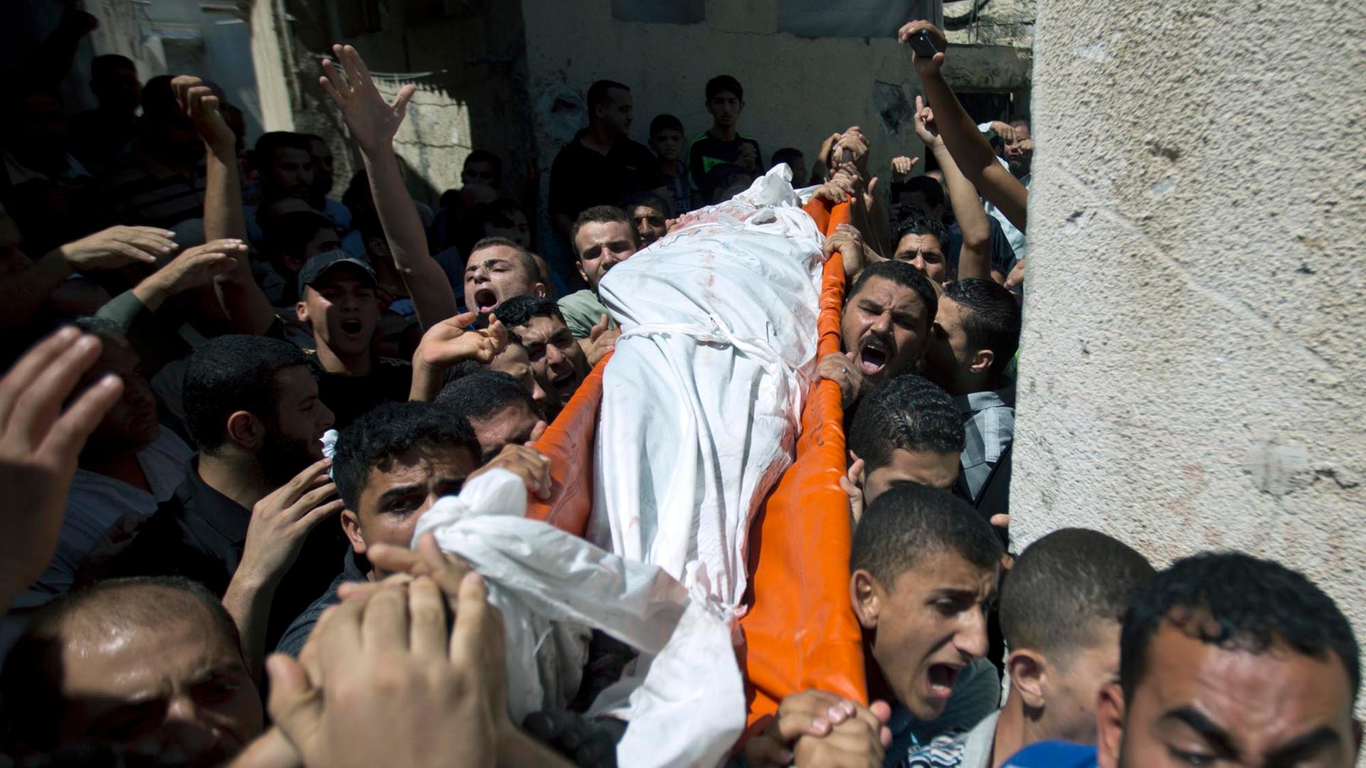 Palästinenser trauern in Rafah um eine der drei Hamas-Militärkommadeure, die bei einem israelischen Luftschlag ums Leben gekommen sind. Palästinenser trauern in Rafah um eine der drei Hamas-Militärkommadeure, die bei einem israelischen Luftschlag ums Leben gekommen sind.