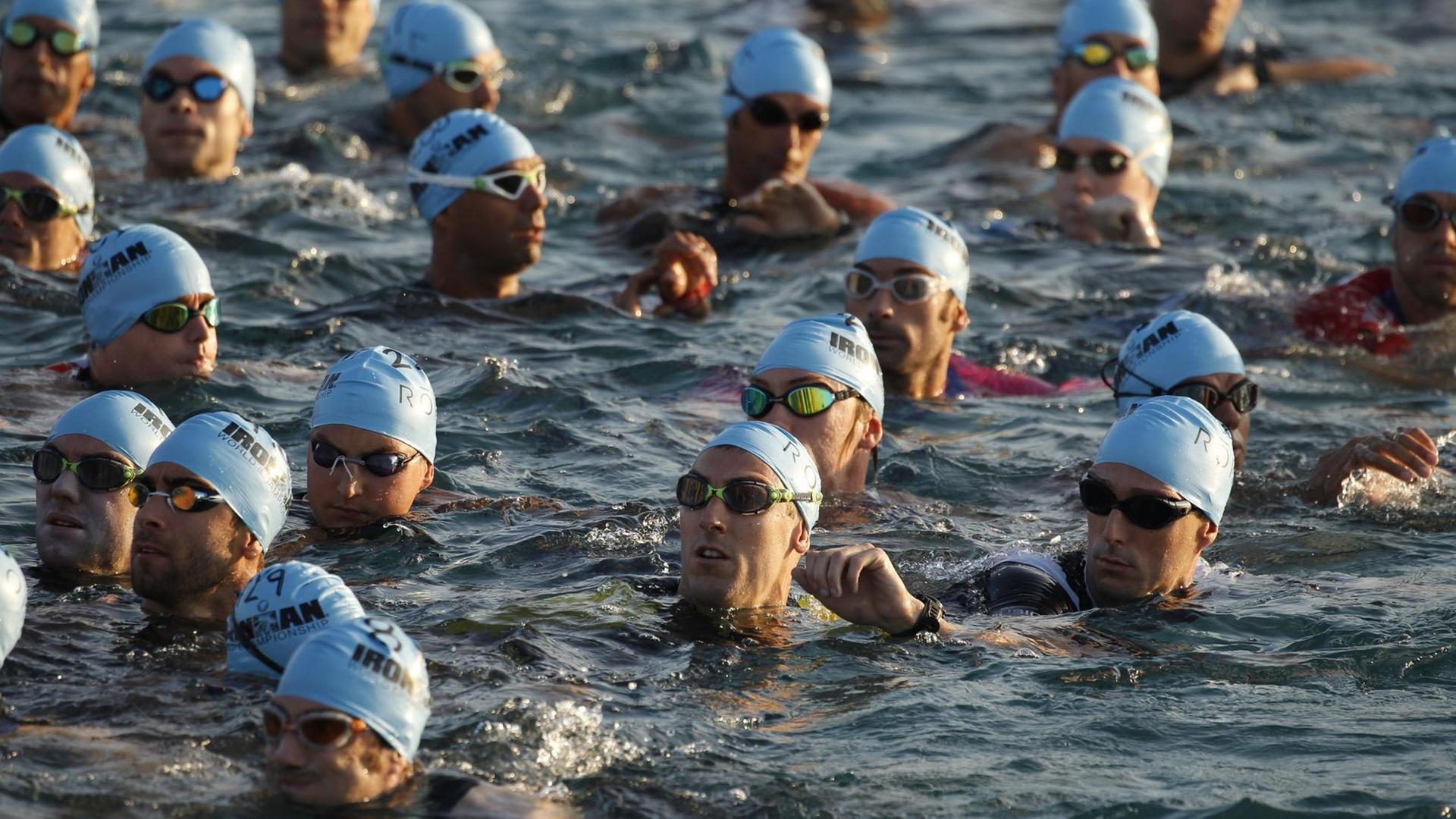 Teilnehmer der Ironman-Weltmeisterschaft in Hawaii warten auf den Start Teilnehmer der Ironman-Weltmeisterschaft in Hawaii warten auf den Start
