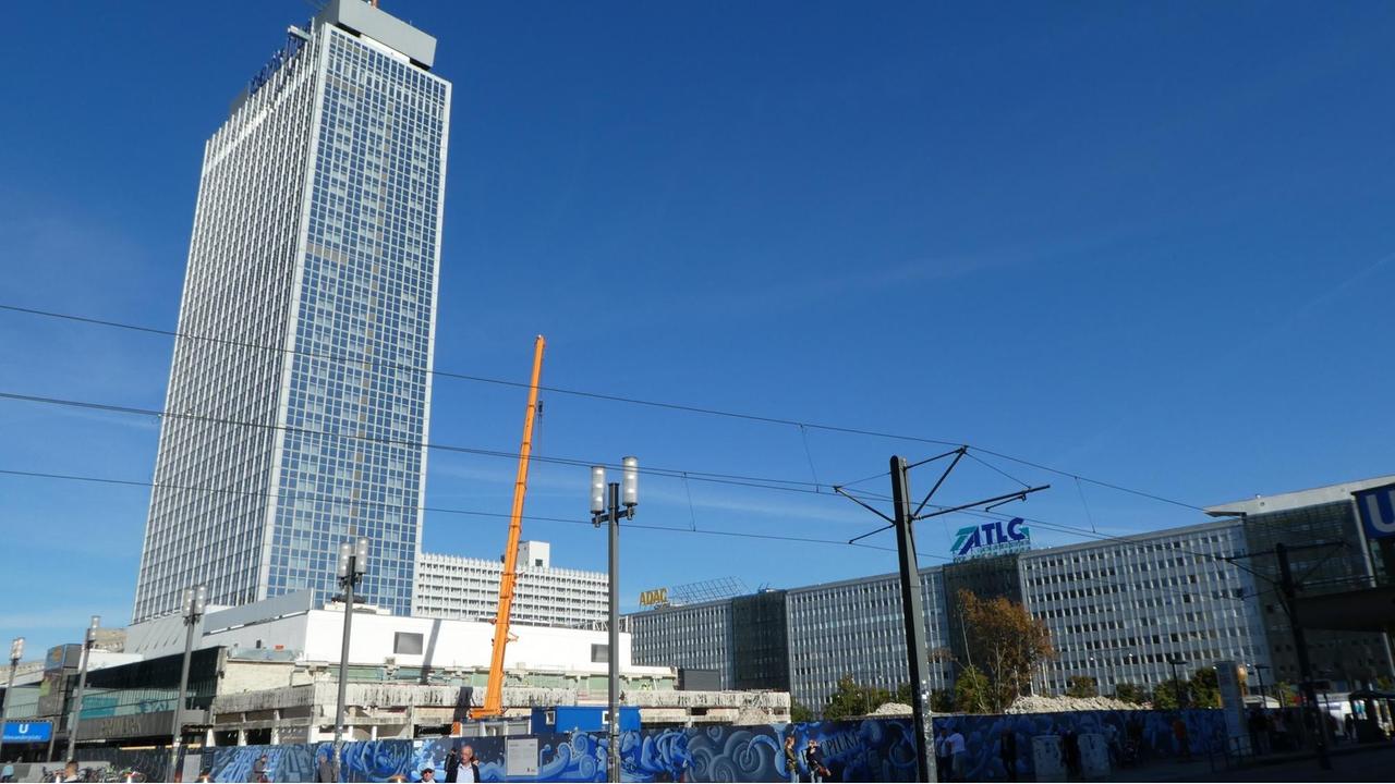 Das Baufeld wird vorbereitet für den Hochhaus-Entwurf von Sauerbruch/Hutton.