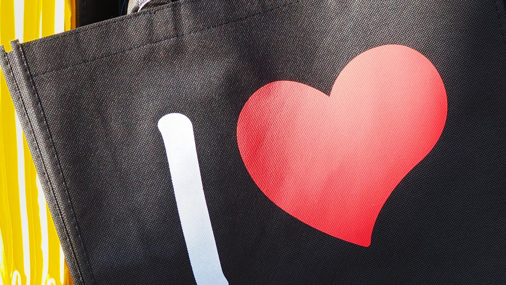 I Herz (für Love oder Liebe) steht auf einer Tasche in einem Souvenirshop I Herz (für Love oder Liebe) steht auf einer Tasche in einem Souvenirshop