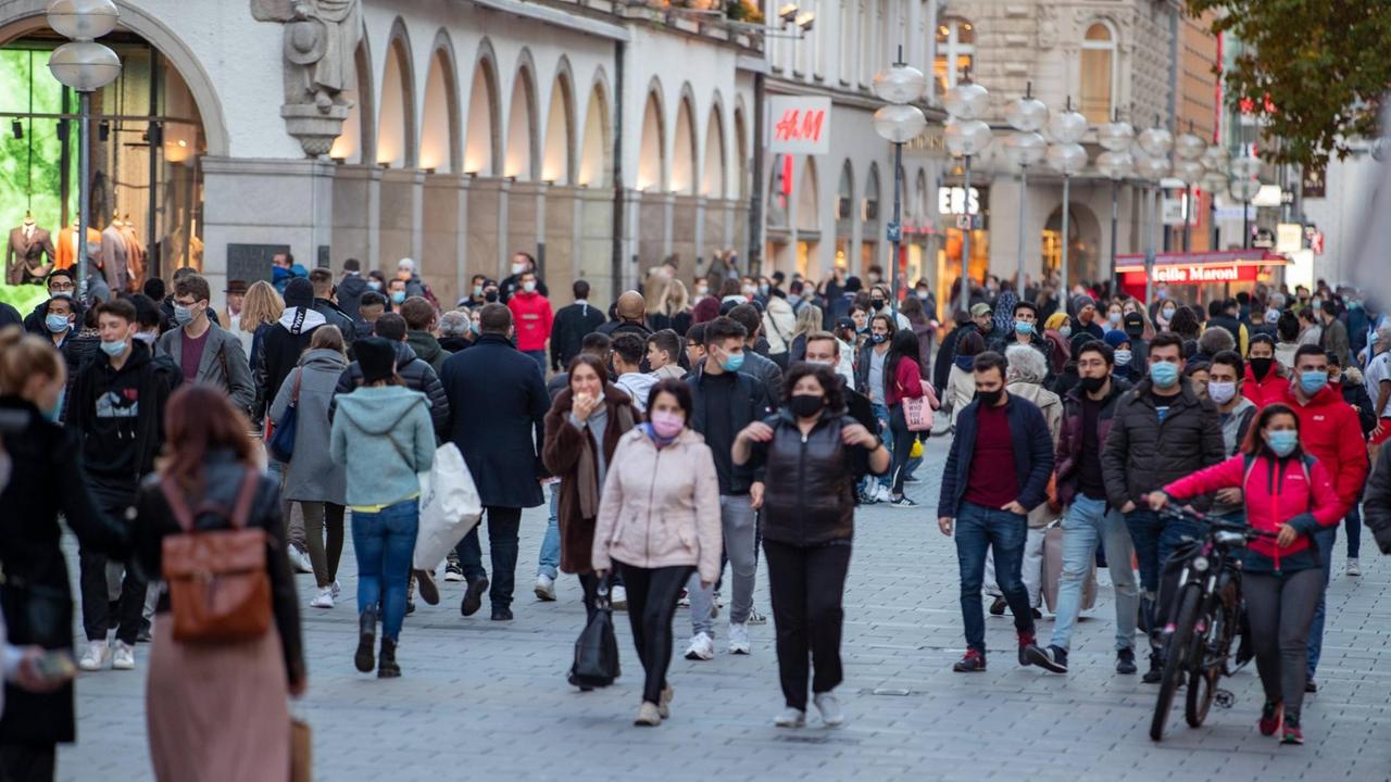 Volle Fußgängerzonen trotz vieler Corona-Neuinfektionen in München. Die meisten Menschen tragen Maske. Volle Fußgängerzonen trotz vieler Corona-Neuinfektionen in München. Die meisten Menschen tragen Maske.