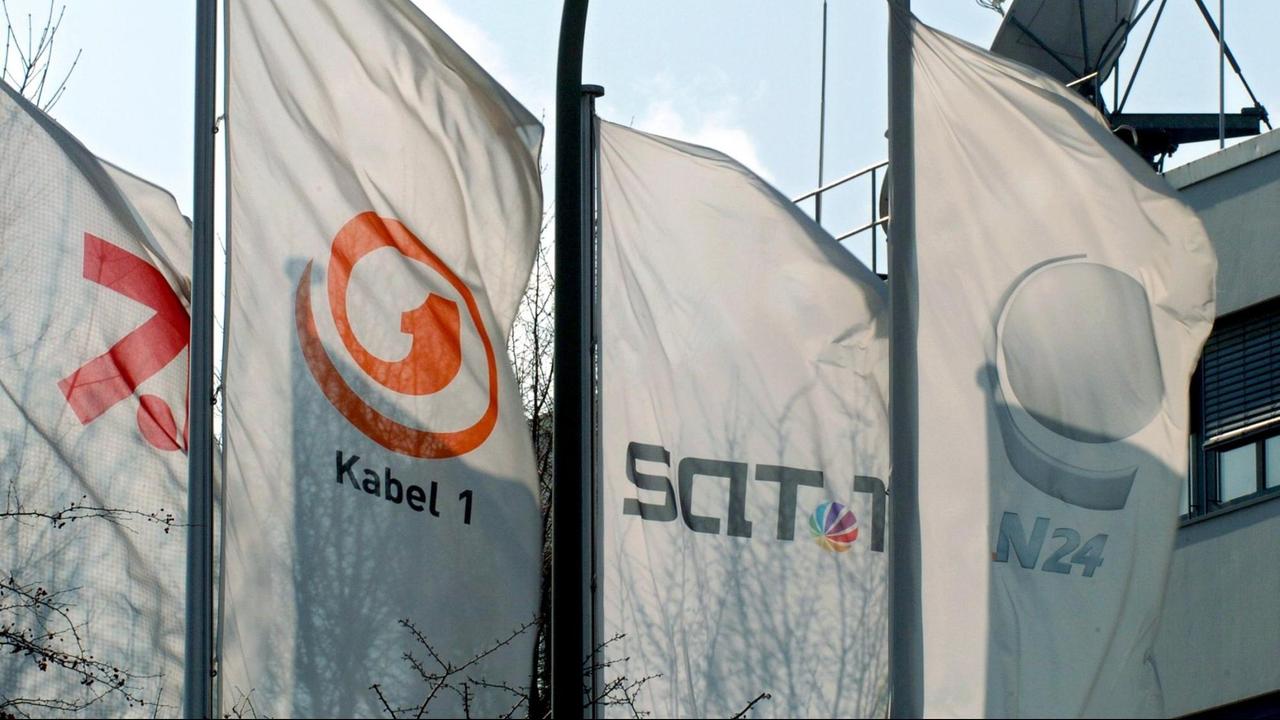 Fahnen mit den Logos der ProSiebenSat.1. Media AG sowie der TV- Sender Kabel 1, Sat.1 und N24.