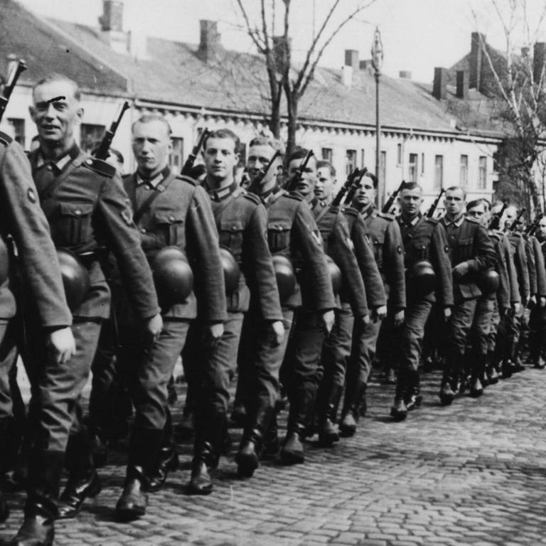 Parade der deutschen Besatzungstruppen in Oslo, 20. April 1941.