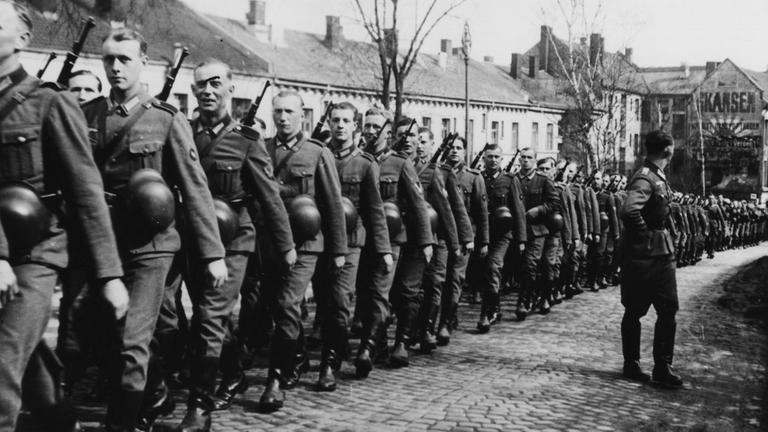 Parade der deutschen Besatzungstruppen in Oslo, 20. April 1941.
