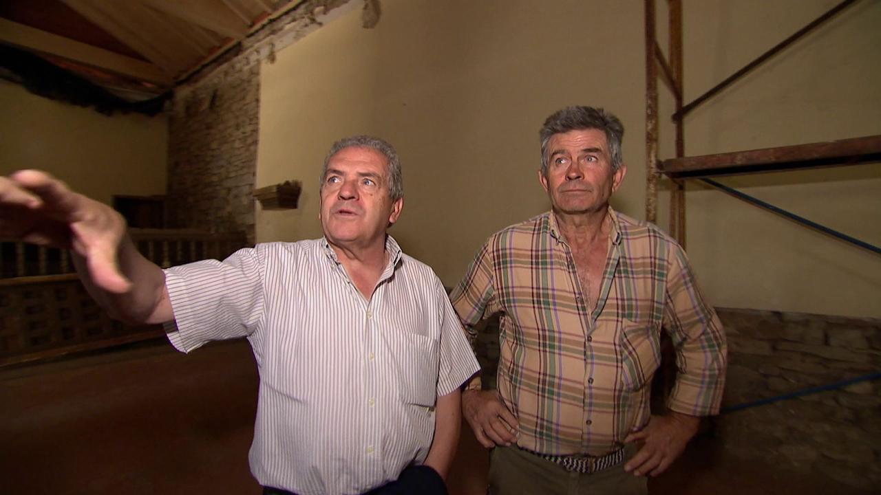 Toño Arroyo und Pedro Revilla stehen in der Kirche. Toño Arroyo und Pedro Revilla stehen in der Kirche.