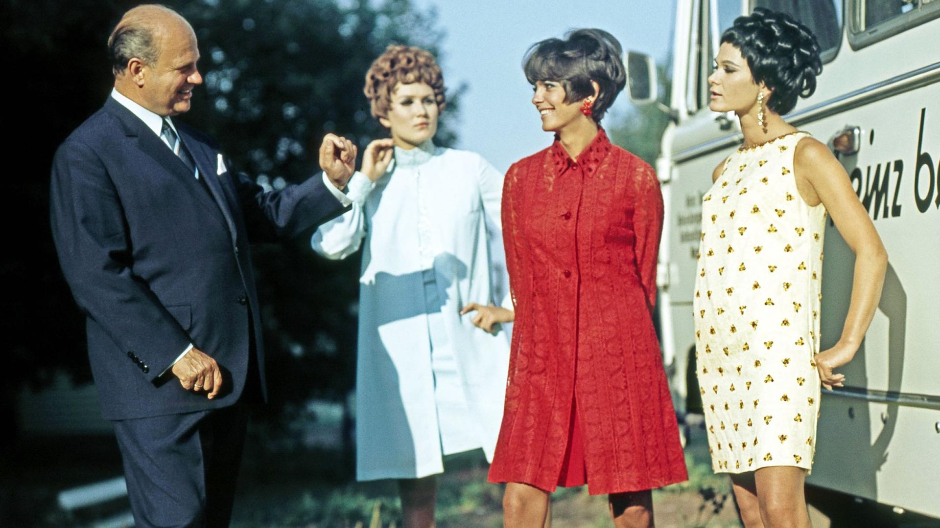 Modedesigner Heinz Bormann mit DDR-Models 1969 in Oberhof Modedesigner Heinz Bormann mit DDR-Models 1969 in Oberhof