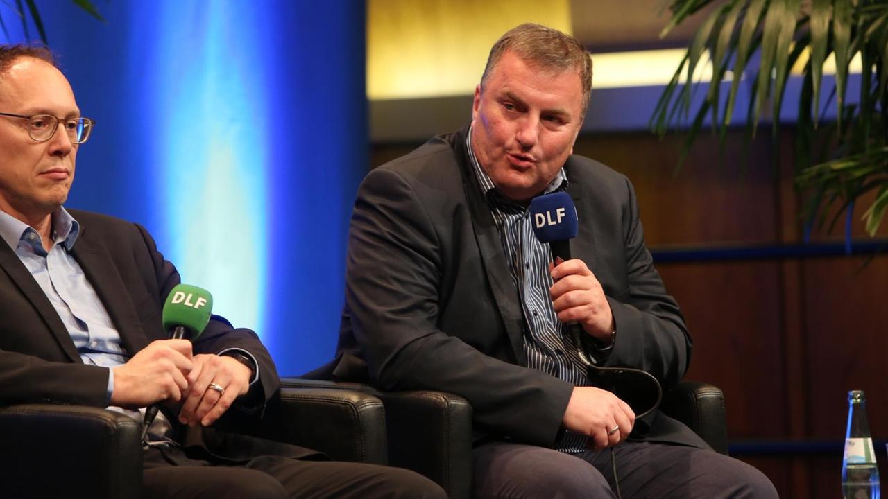 ARD-Sportkoordinator Axel Balkausky spricht bei der DLF-Sportkonferenz, neben ihm sitzt DHB-Generalsekretär Mark Schober. ARD-Sportkoordinator Axel Balkausky spricht bei der DLF-Sportkonferenz, neben ihm sitzt DHB-Generalsekretär Mark Schober.